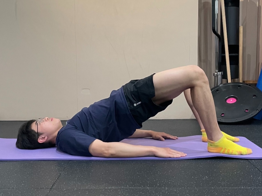 徒手健身動作3：橋式（Glute Bridges）