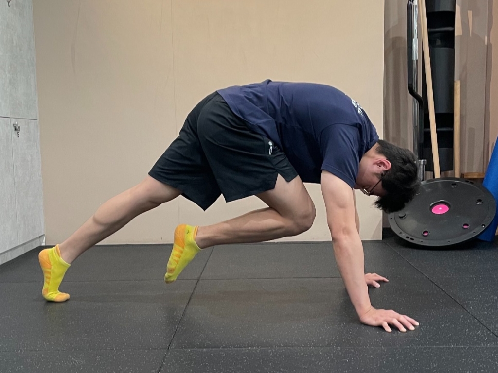 徒手健身動作9：登山者（Mountain Climbers）