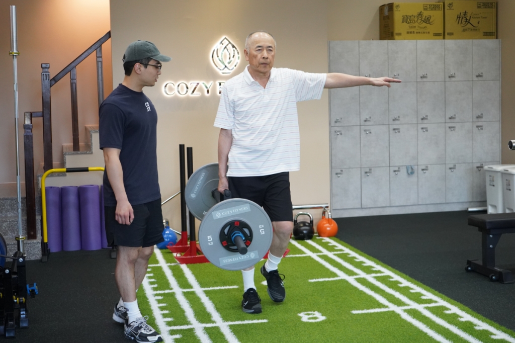 器材與自由重量,哪一個更適合健身新手?