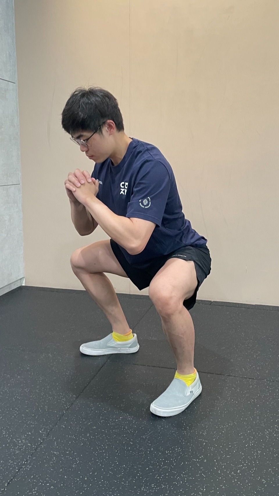 徒手健身動作1：深蹲（Squats）